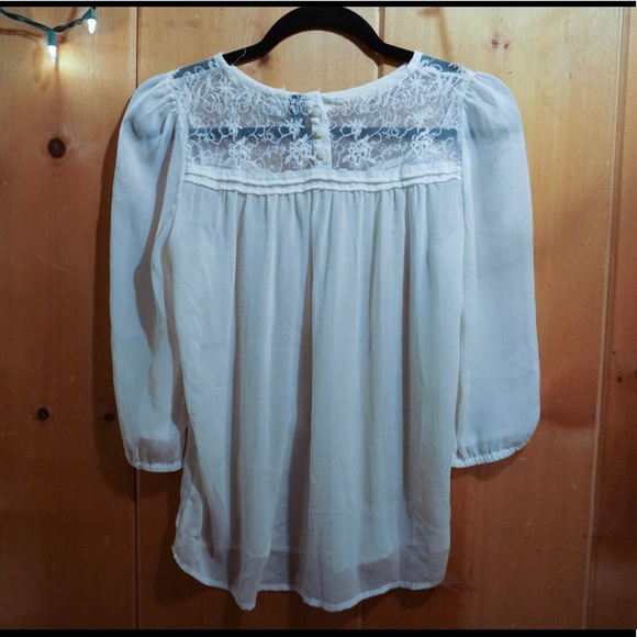 Beautiful Cream Lace Top, Size 2 - Picture 4 of 6